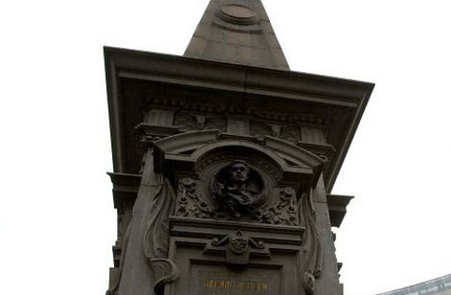 Има заподозрян за поругаване на паметника на Левски