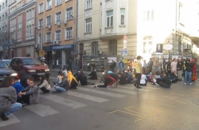 Студенти от НАТФИЗ блокираха ул. „Раковска”