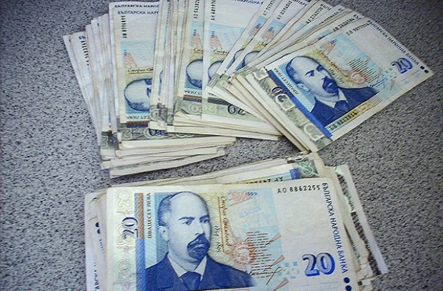 2703 първокласници получиха еднократна помощ