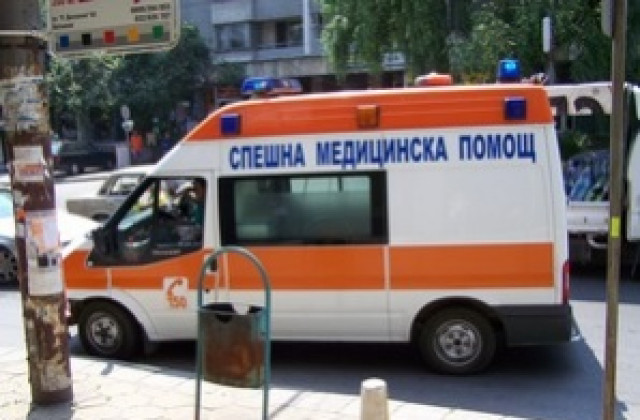 Неспазване на дистанция прати двама в болница