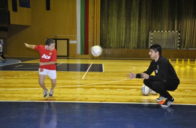 Етър В. Търново екипира напълно школата, водещи играчи тренират с най-малките