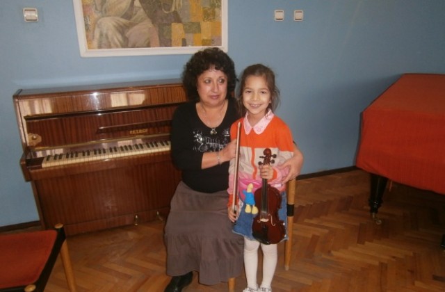 7-годишната цигуларка Виктория Накова с второ място от международен фестивал