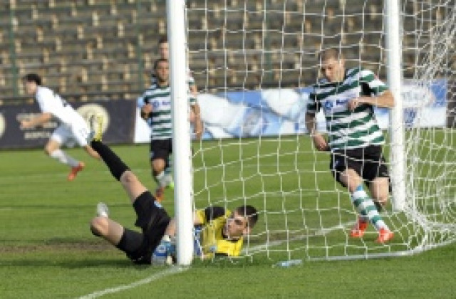 Славия се измъкна от зоната на изпадащите, след като спря победната серия на Черно море