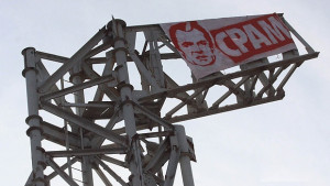 СНИМКИ Паметникът пред НДК с лика на Орешарски и надпис