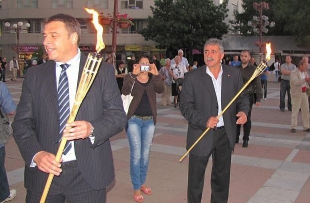 Факелно шествие осветява имената на народните будители в Благоевград