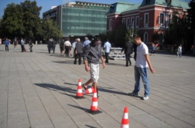 Младежи наблюдават кръстовища и отчитат нарушения