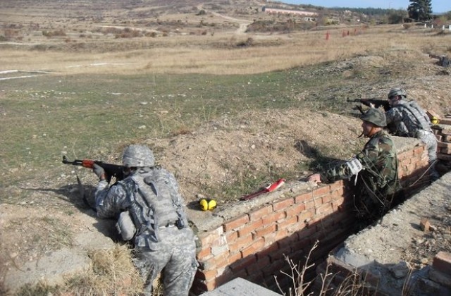 Американски военни участват в стрелби на „Батмиш”