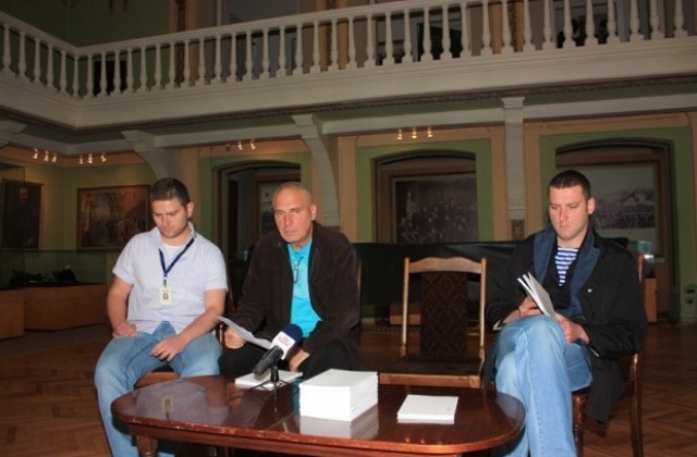 Стефан Шивачев получава приза „Следовник на народните будители