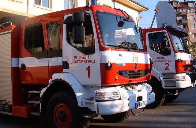 Лек автомобил горя в Симитли