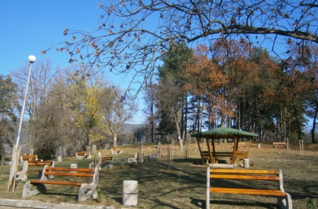 Община Елена облагороди парк Калето по проект