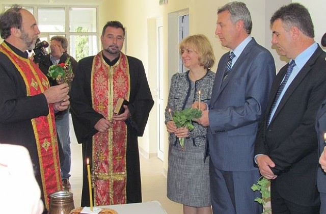 Министър Терзиева откри обекти в Разложко