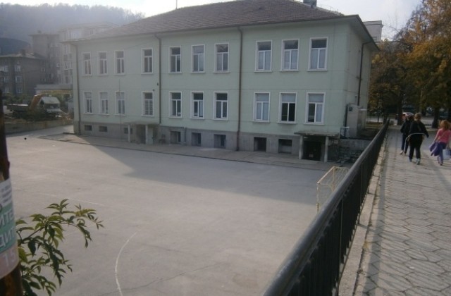 Роми нахлуха в габровско училище, заплашиха учители и персонал