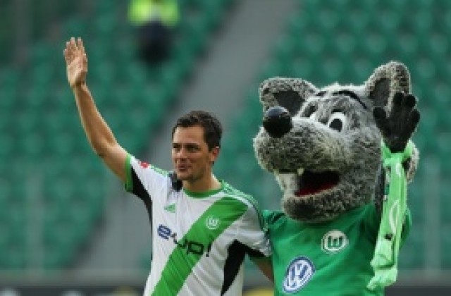 Марсел Шeфер преподписа с вълците