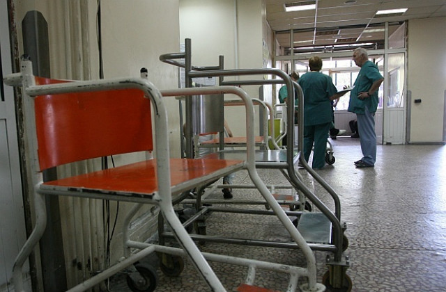 Лекари протестираха пред „Пирогов”, НАП плаши болницата със запор на сметки