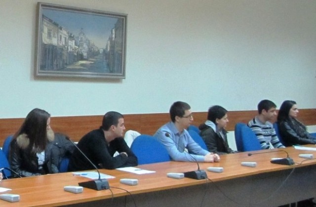 Десет младежи започват работа в община Ловеч