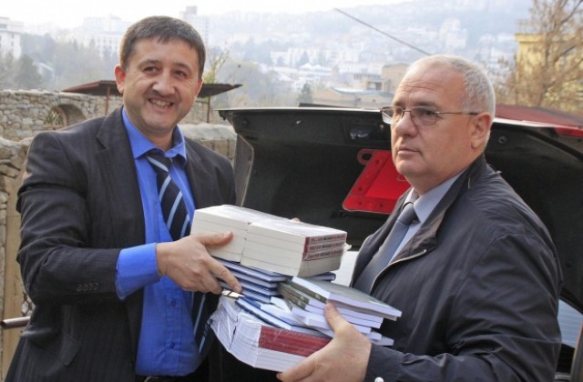 Депутатите от ГЕРБ дариха книги на библиотеката