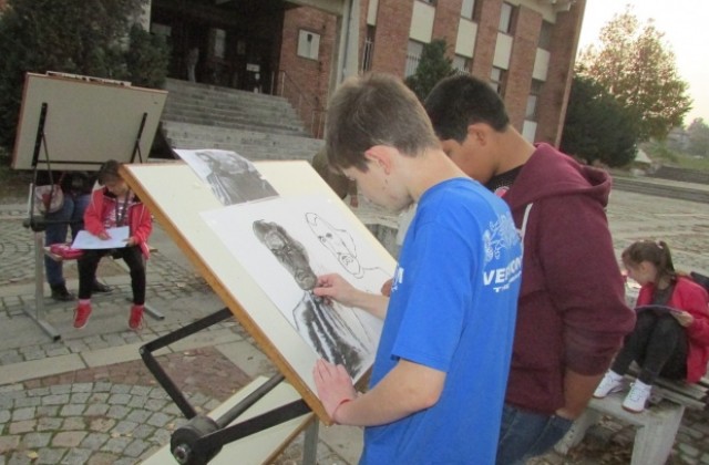 Горнооряховски деца рисуваха народните будители