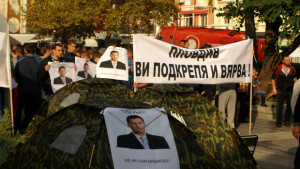 Младежи и ученици на палатки пред Oбщината