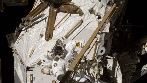 Астронавти направиха кръгче с капсула около МКС