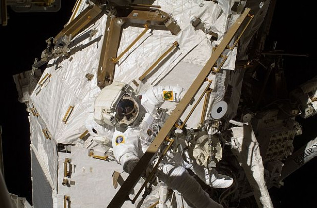 Астронавти направиха кръгче с капсула около МКС