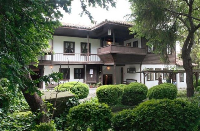 Откриват изложба с фотографии на Румен Пенин