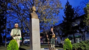 Пазят с камера новооткрития паметник на Левски в Исперих