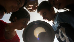 Наблюдаваме уникално слънчево затъмнение днес