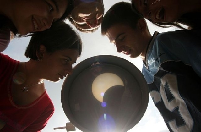 Наблюдаваме уникално слънчево затъмнение днес