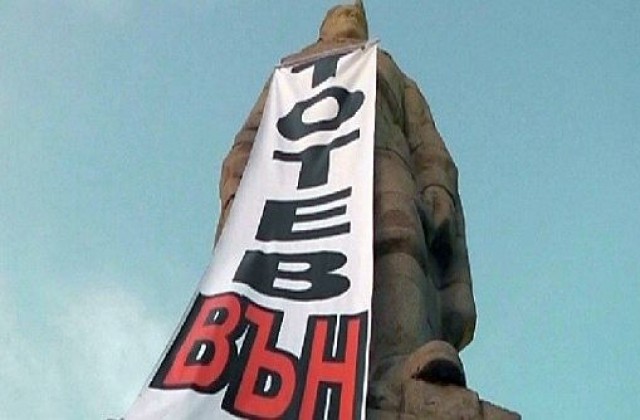 Альоша осъмна с Тотев вън