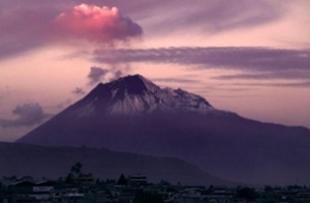 1300 души бягат от вулкан в Индонезия