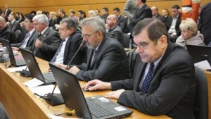 Очакват се поне 20 ЗА извънредната сесия заради записите на