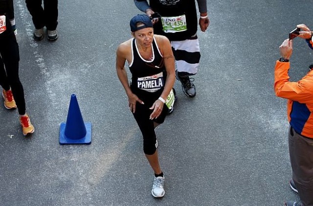 Памела Андерсън пробяга маратона в Ню Йорк и събра $76 000