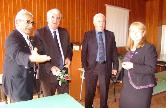 Поздравиха бивши учители и директори с Деня на народните будители