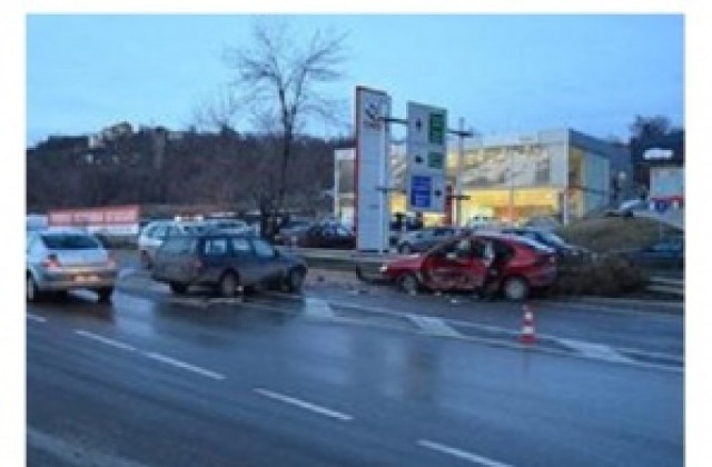 Челна катастрофа с три автомобила на пътя за Виница