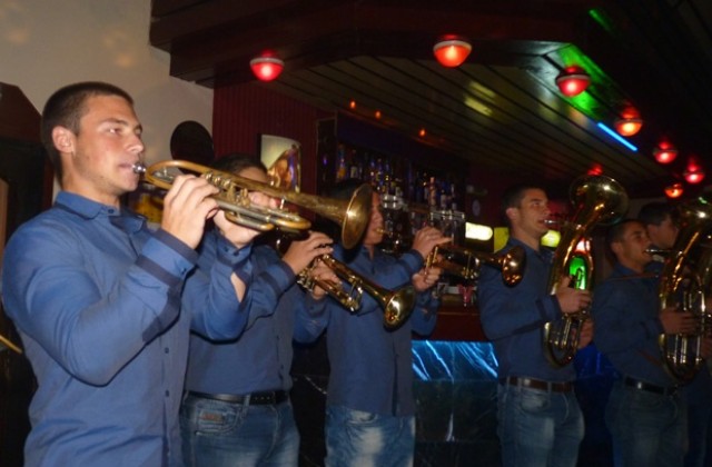 Среща на поколенията от танцов ансамбъл „Мездра”