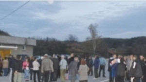 Жители на село Поповци на протест