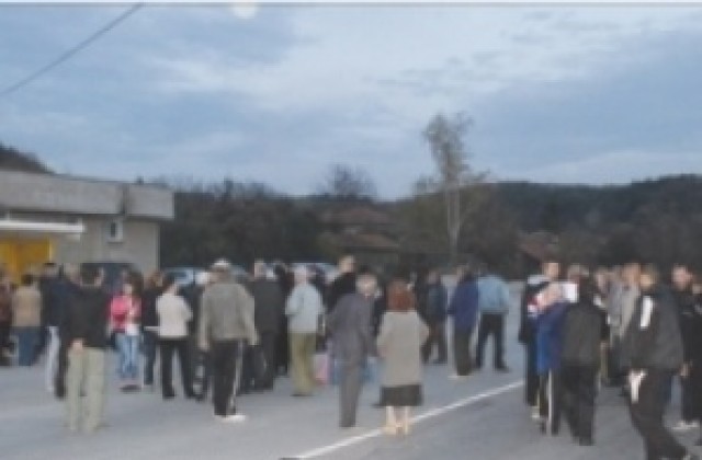 Жители на село Поповци на протест