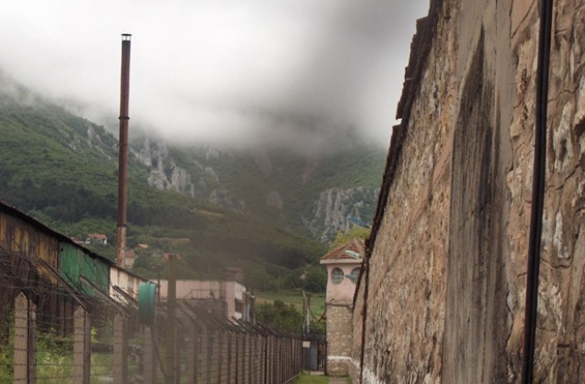 Служители на затвора във Враца излизат на протест