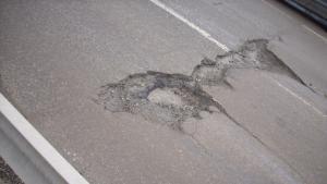 Камиони разбиха пътна отсечка от ОПУ обещават ремонт