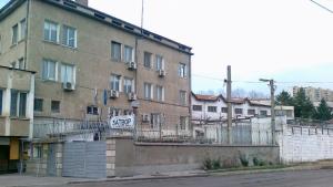 Служители на затвора в Бобов дол излизат пред сградата репетират