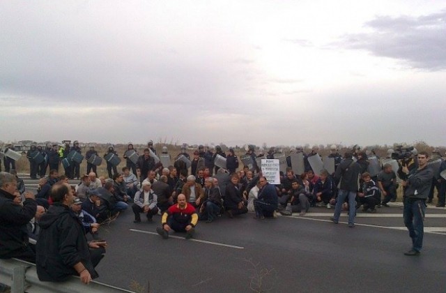 Фермерите вдигнаха блокадата на Карловско шосе -тръгнаха към София
