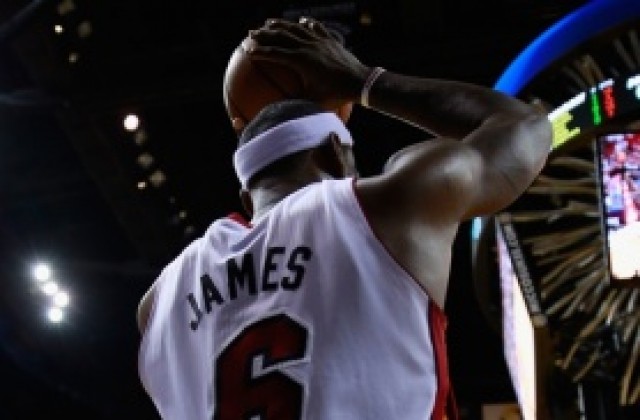 ЛеБрон се бетонира в историята на НБА при първата победа на Маями навън