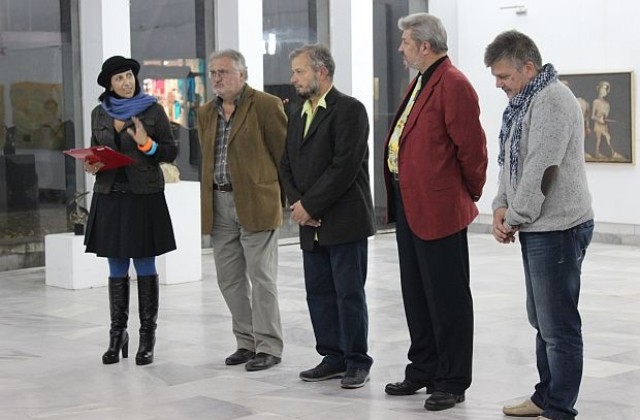 Страст, цветове и емоции в изложбата „5x56“