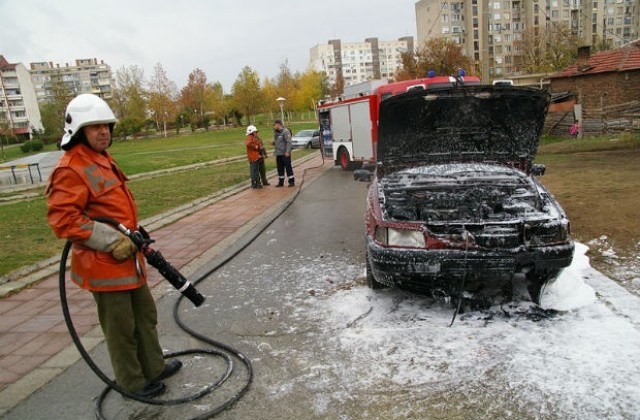 Автомобил се самозапали по време на движение в Казанлък