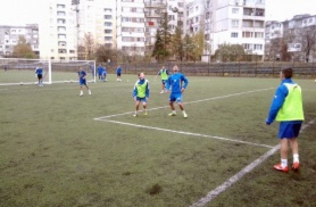 СНИМКИ: Нуно Пинто тренира с децата на „Герена“