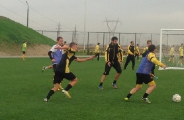 Трио канарчета тренира с юношите