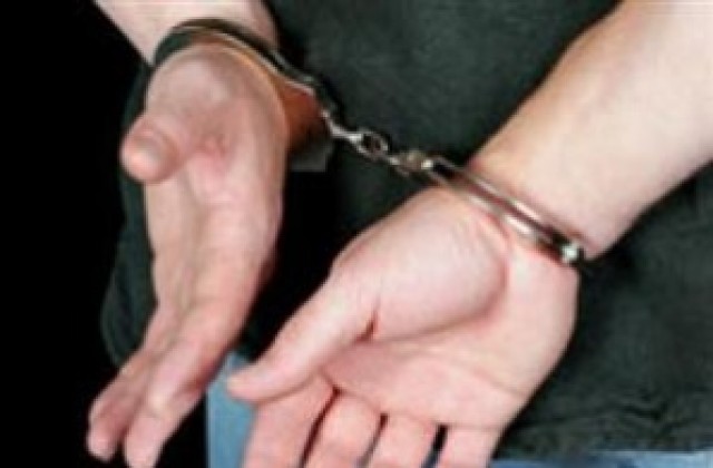 Задържаха мъж – ударил и псувал полицаи