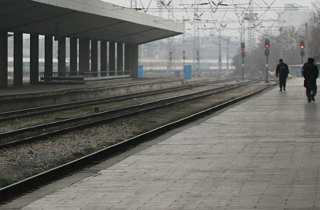 Товарен влак блъсна лек автомобил, един мъж е ранен