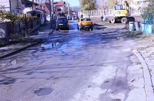Рехабилитират улици в Струмско