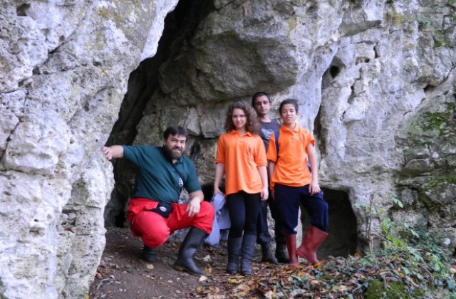 Ученици от гимназията по туризъм участваха в научен форум, посетиха пещери и скални манастири